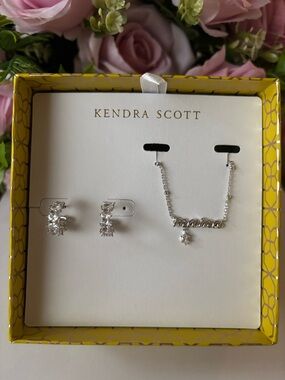 NWT Kendra Scott Gift set of Mama necklace and Cailin earrings in Silver